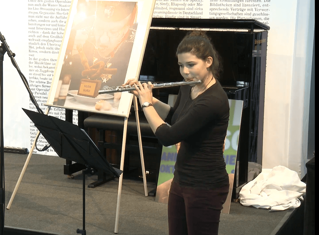 Click to view full size sexy girl showing her mouth skills