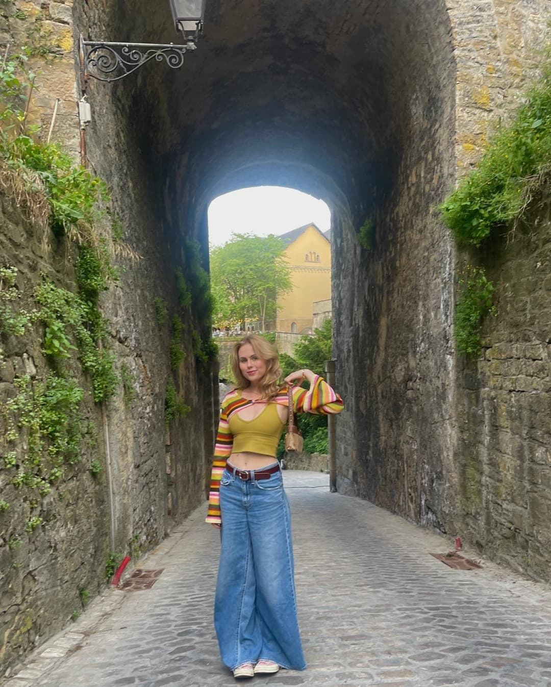 Click to view full size College slut Alessia, including ass creepshots. Kik for same