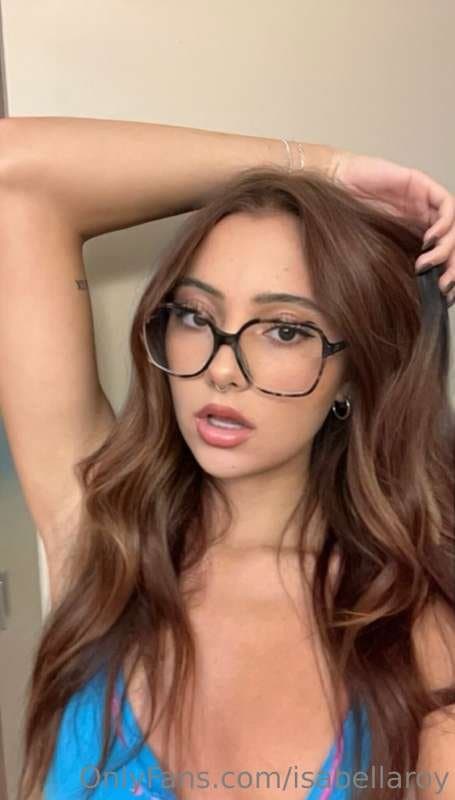 Anyone know who she is? (Ik it’s not what the OF tag says)