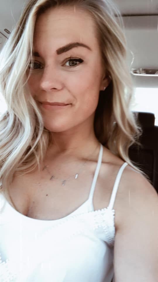 This girl describes what the hottest girl in America is like, then shows off her body for G G W