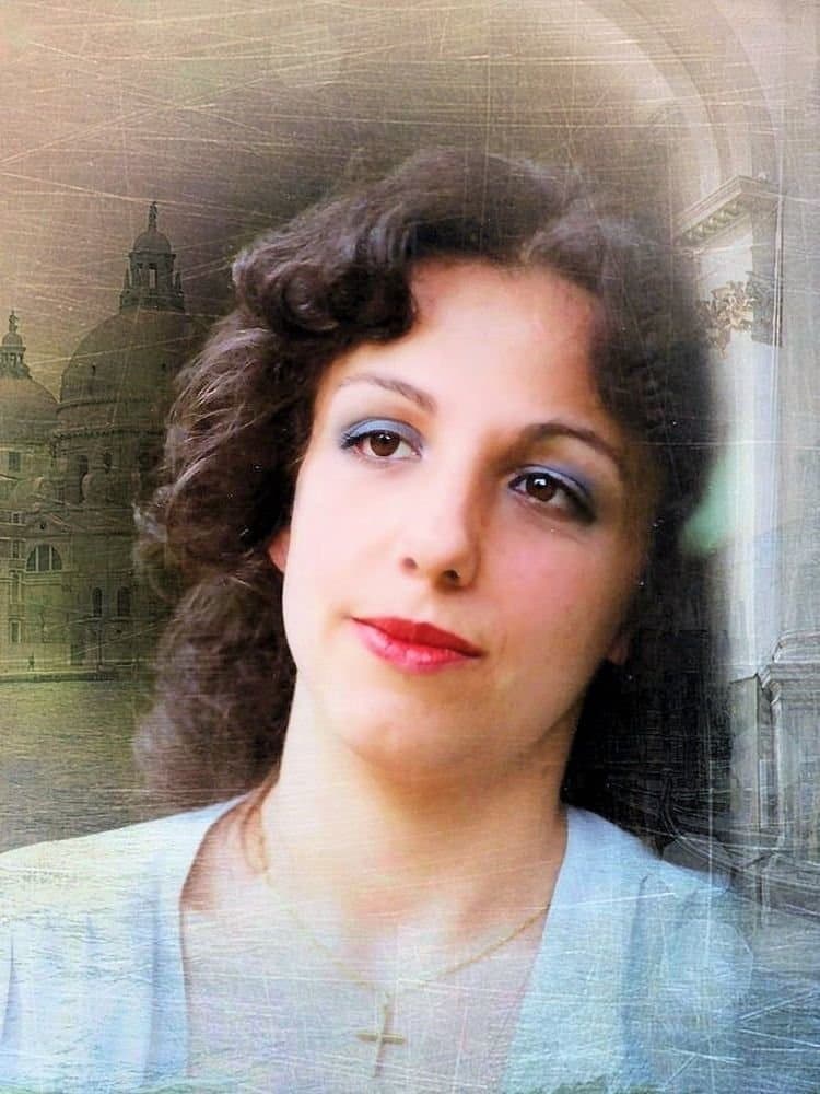 A  LEI PIACE STARE NUDA E FARSI FOTOGRAFARE