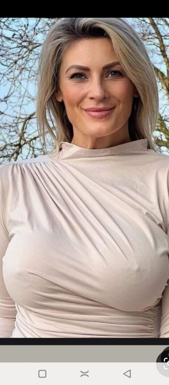 Classy mature AI beauty