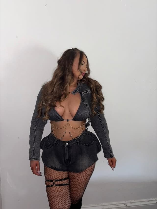 thick gym girl phoebe kitchen 22