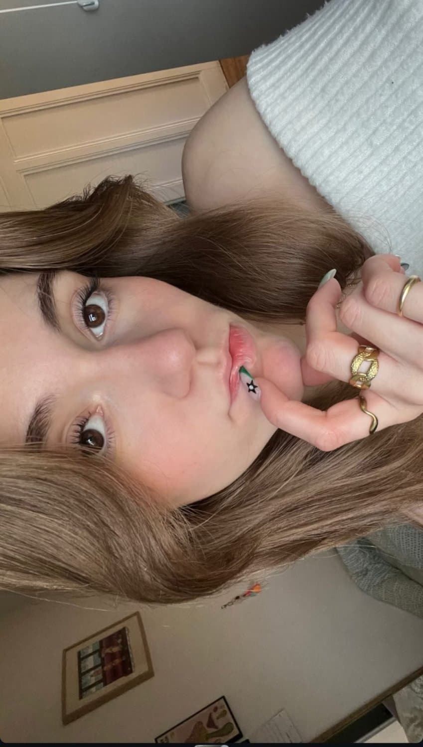 Comment what does my roomate deserve ?