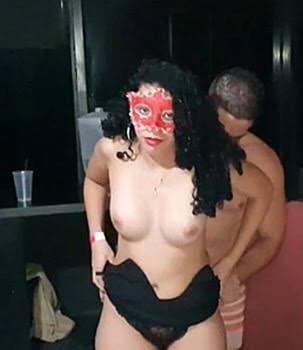 Click to view full size Alguém sabe se tem a foto do rosto dela sem blur? Casal americanpie