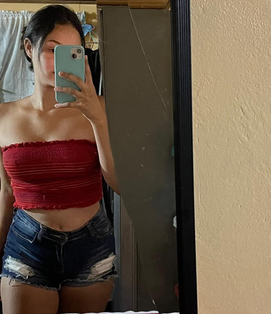 Fresia es una putita de 20 años con uno labios carnosos y le mama la verga a su abuelo?