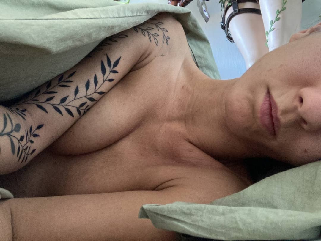 Click to view full size flat chest polish slut 28yrs