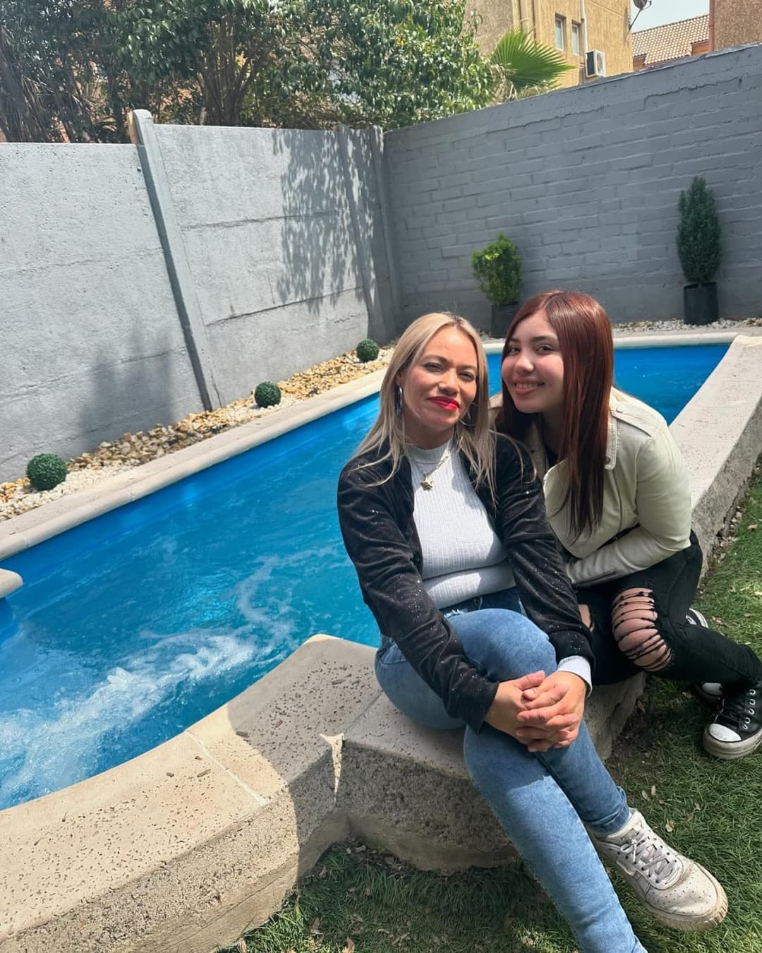 Haberme cogido a la mamá y unos años mas tarde a su hija fue excitante, las dos la chupan delicioso