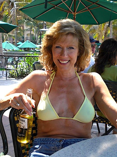 Gorgeous GILF Mary shows off her banging body