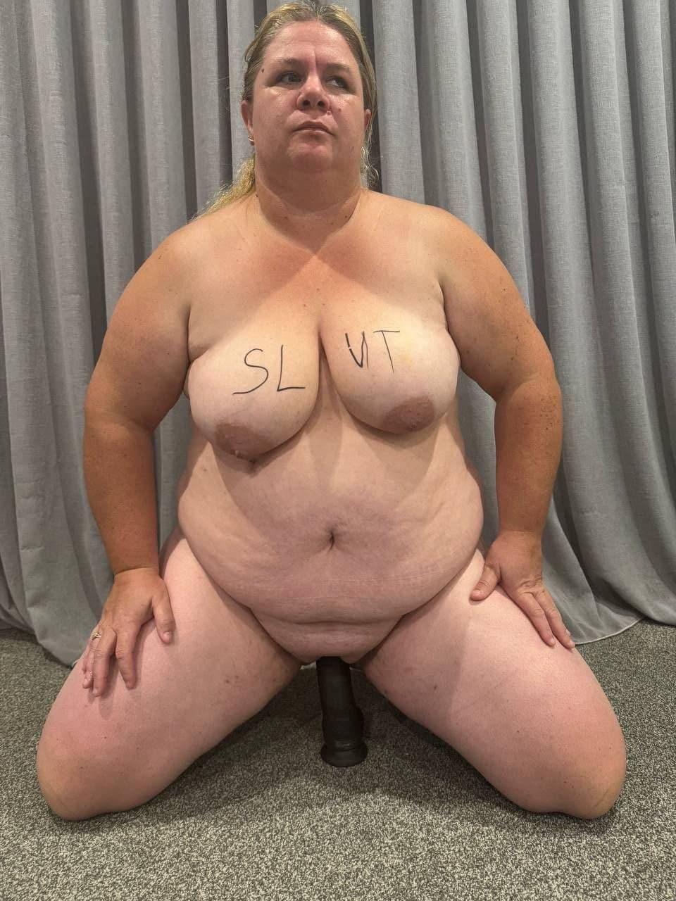 Fat kiwi slut has fun on toy and shows off body