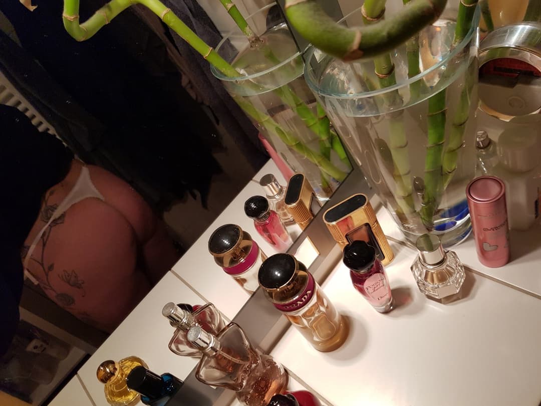 Yvonnethemilf (found my moms nudes in her early 30s)