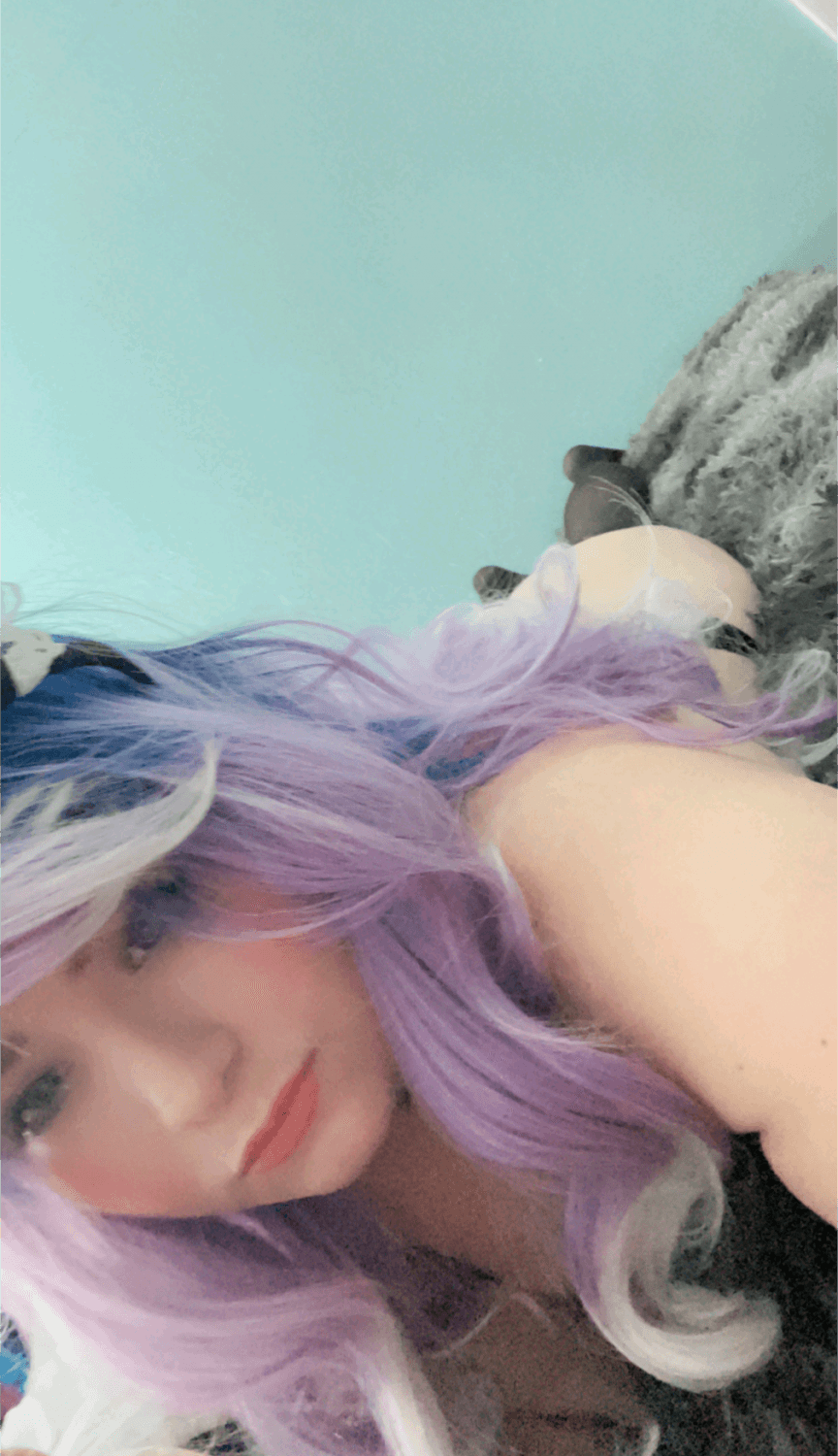 Click to view full size Latina milf aurora_kingsley laying in bed with her ass out. Link in description