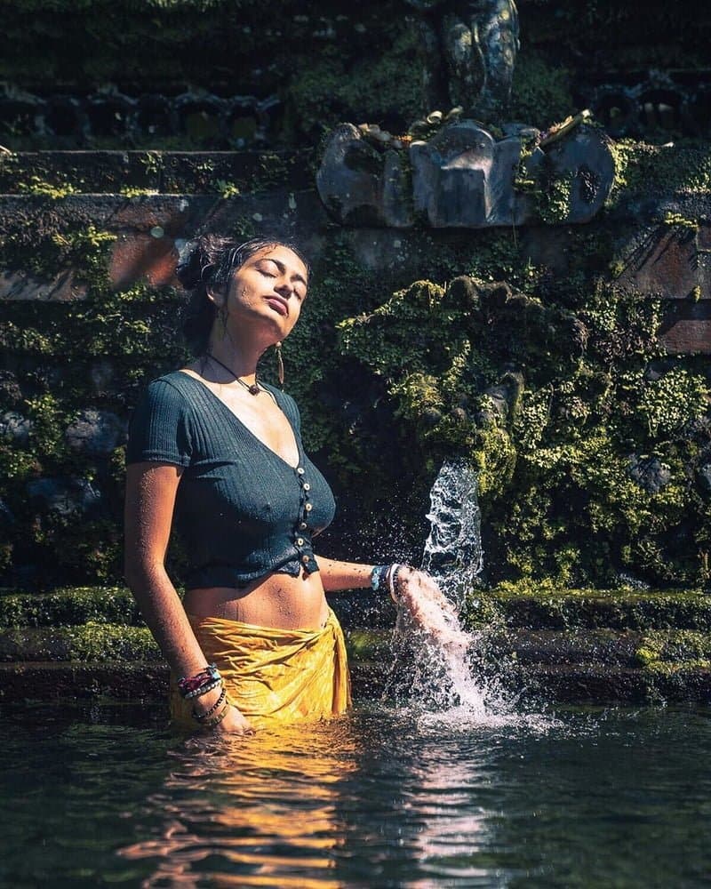 Influencer Hippie Queen with Natural Sexy Saggy Tits