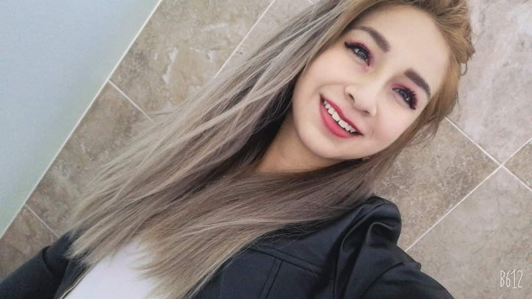 Click to view full size Que opinan de estás fotos echas po AI la cara de la chava está asta el post final. Quien le da leche