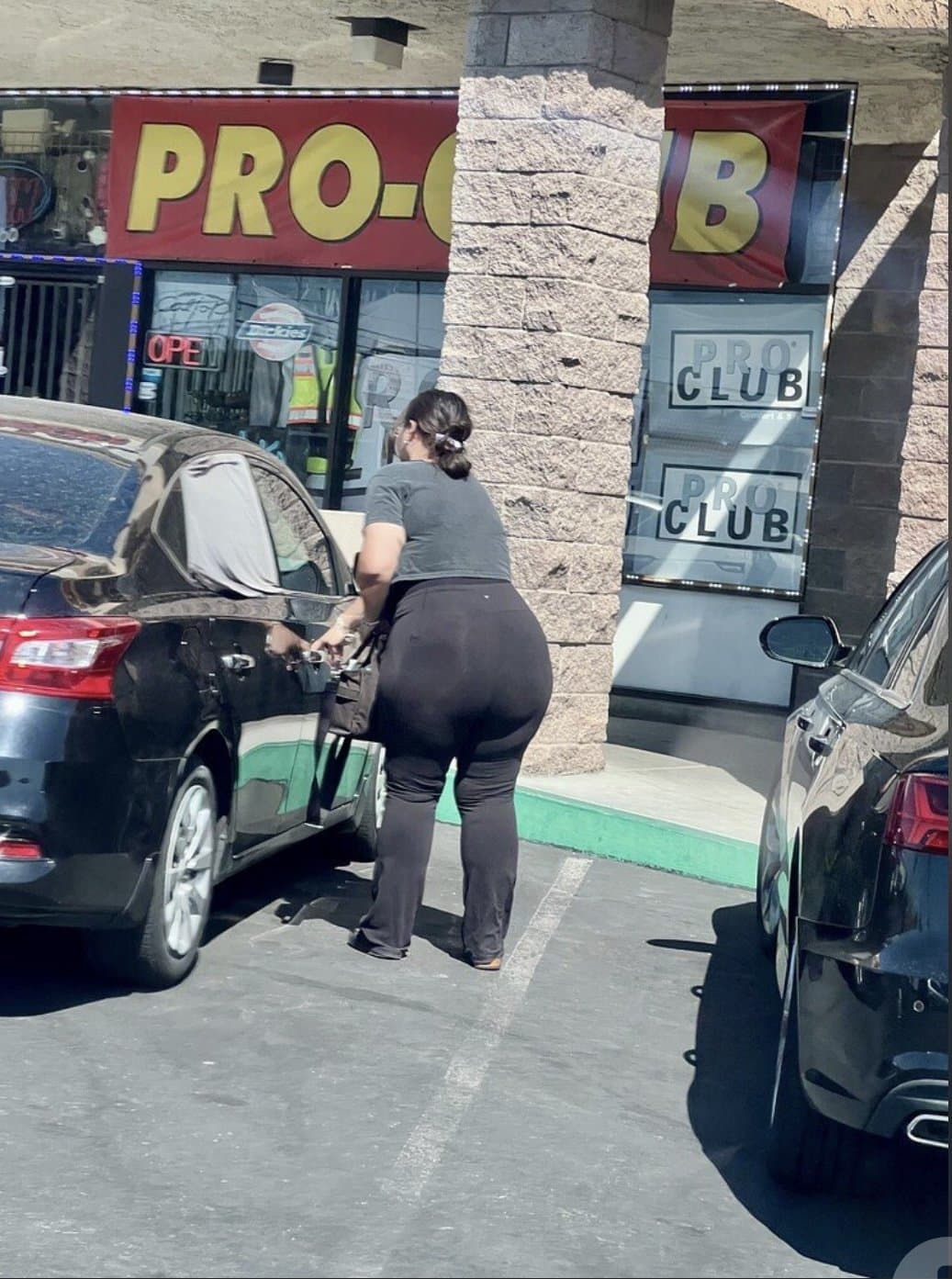 A bunch big booty hoes in public