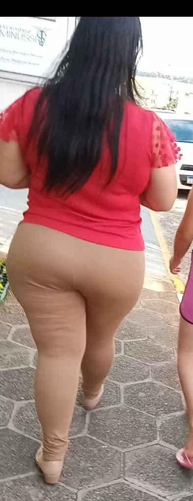 Pena que a bateria acabou bem na hora, o que vocês acham que merece esse cuzao gigante dessa coroa?