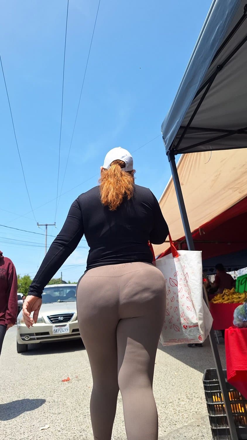 Rico culote de madura milf se le marca la tanga bien rico.