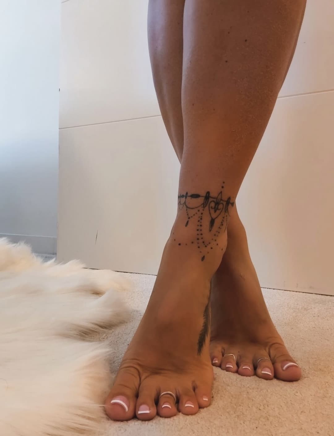 Becky Louisa’s sexy soles and arches ???