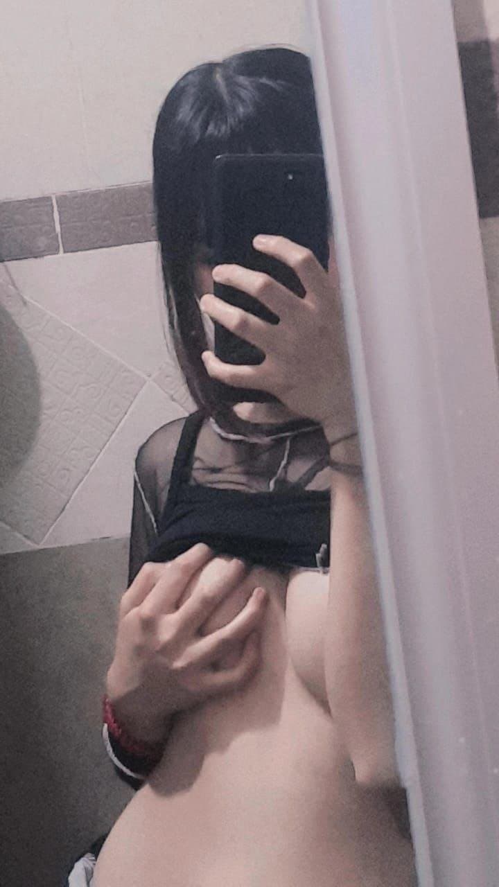 Egirl shows her tits