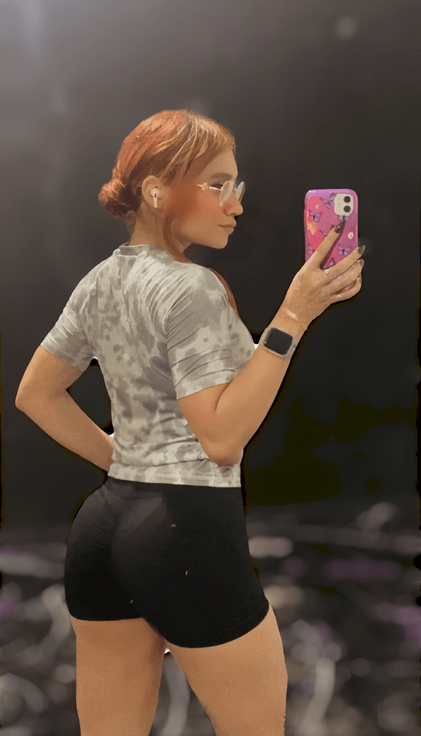 Annie loves to show her ass