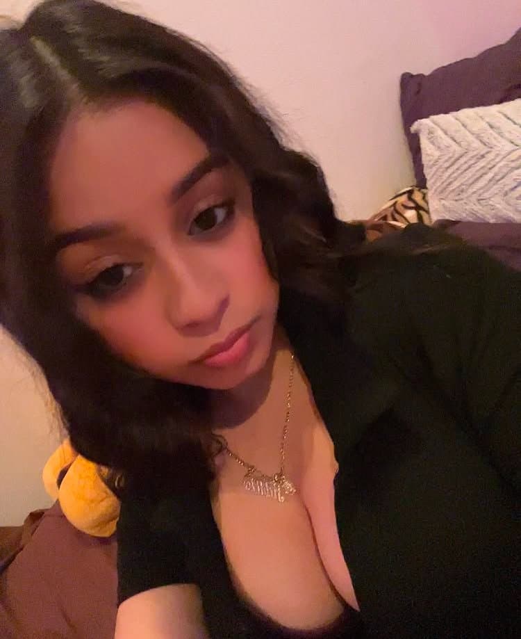 Click to view full size SEDUCTIVE LATINA