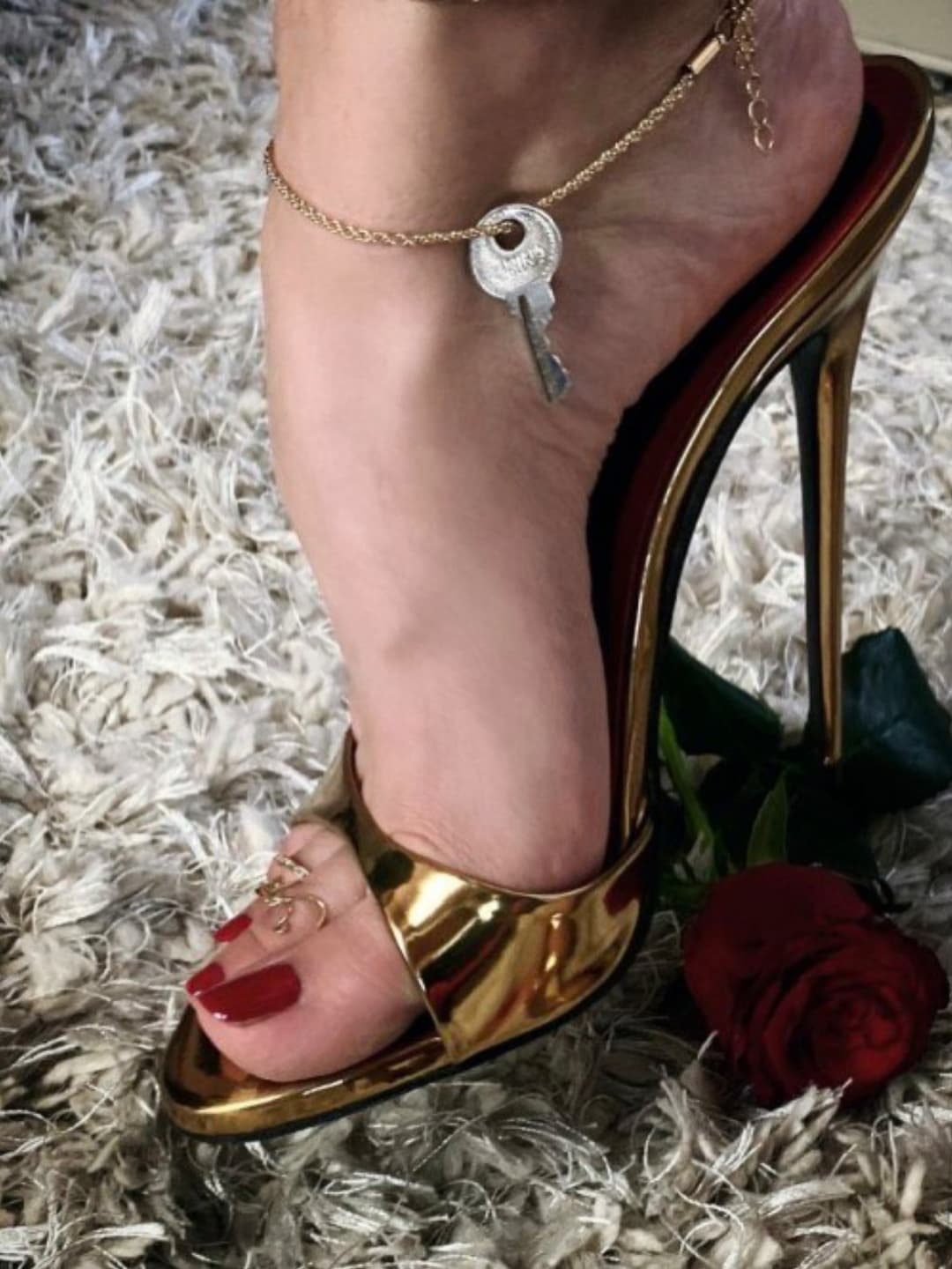 Red toenails in High Heels ? ???