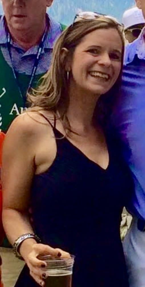 L0an 0fficer didn’t care that her big jiggly titties were on camera at Mardi Gras & neither do I