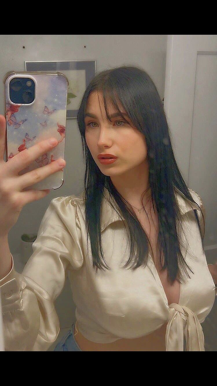 Found my friends little sisters VSCO. MAN she has some fuckin heavy hammers on her?