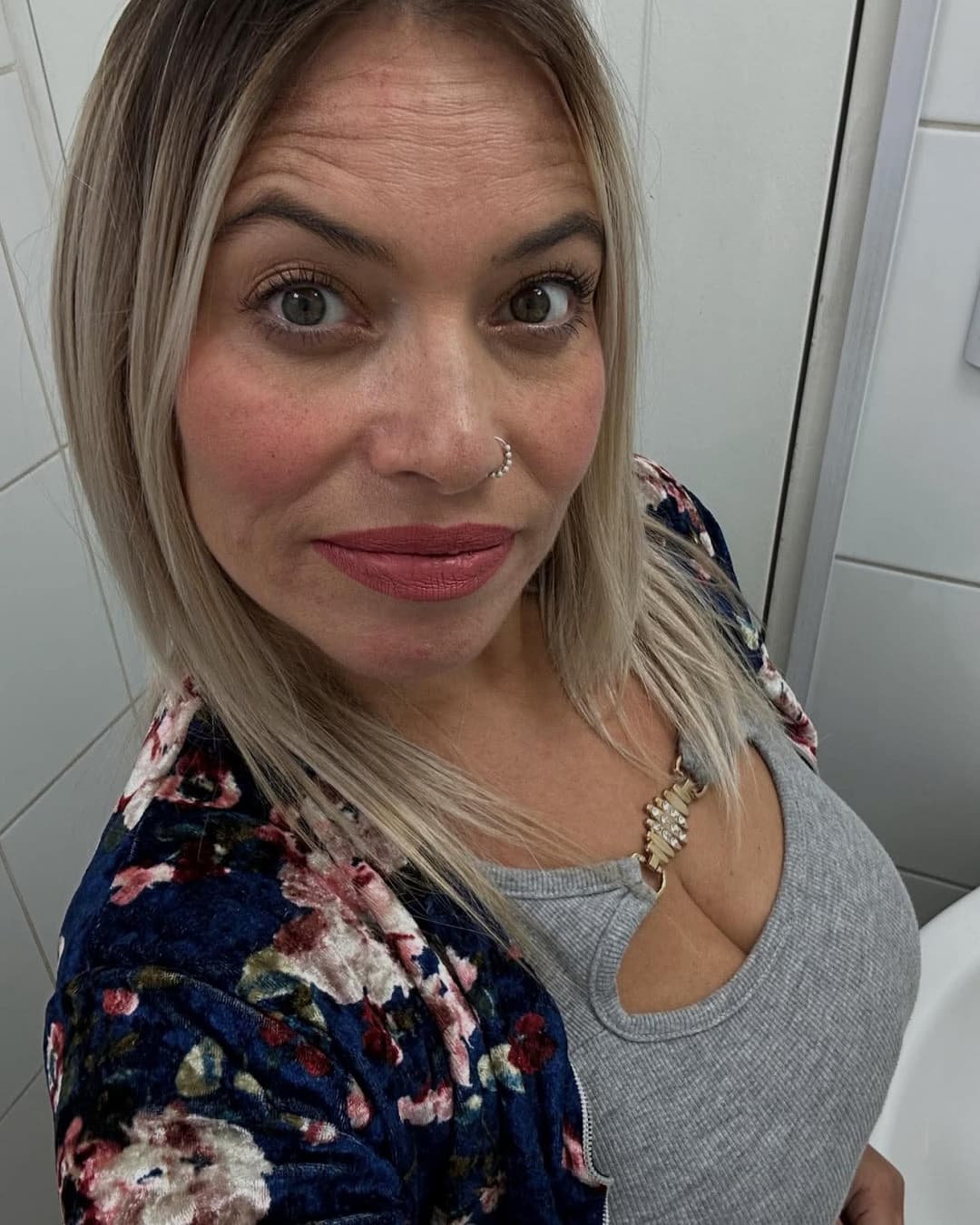 Haberme cogido a la mamá y unos años mas tarde a su hija fue excitante, las dos la chupan delicioso