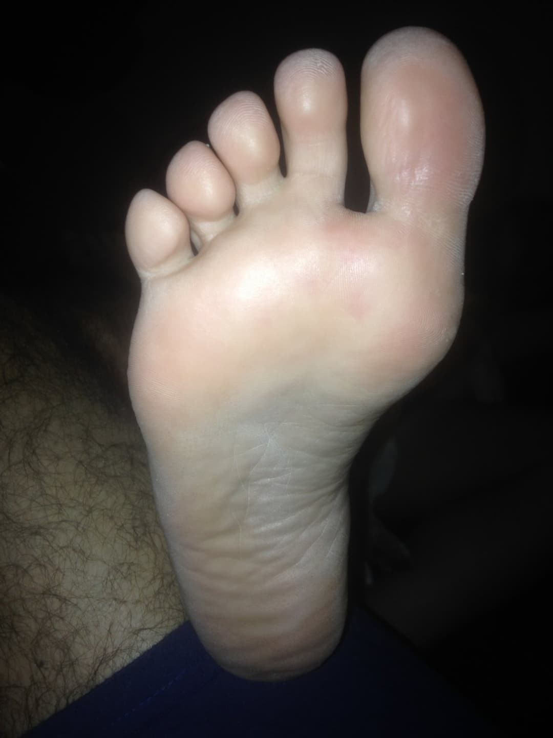 Sucking my toes... chupando meu pezinho