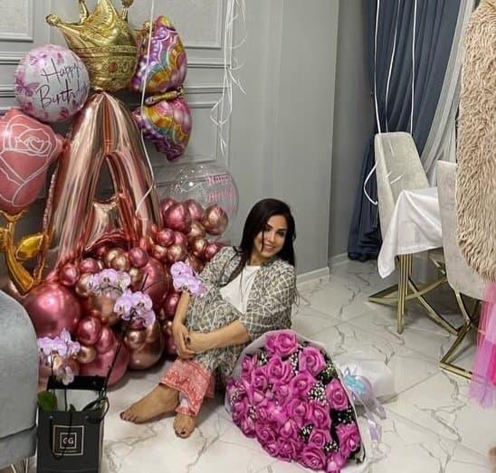 Sexy glamour feet pedicure milf