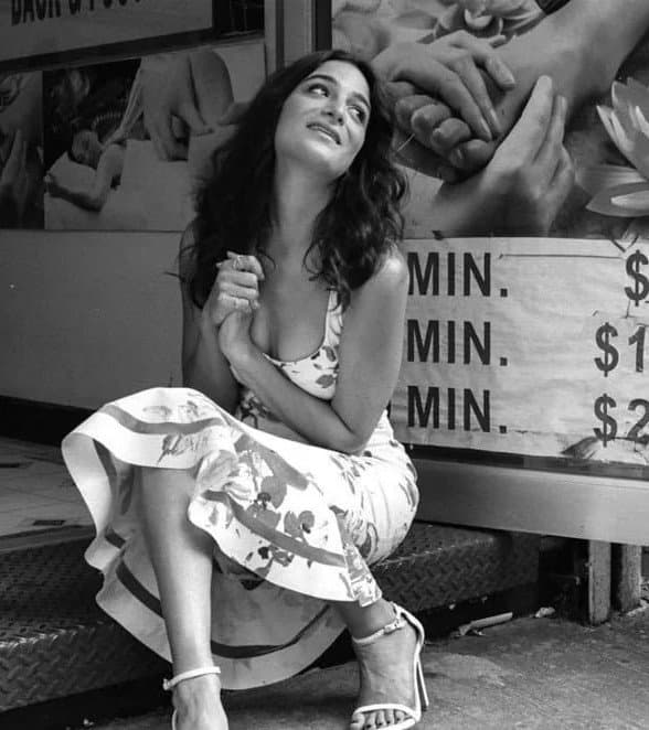 Dark Haired Jewish actress Jenny Slate has a great ass ets.  Nice tits, nice ass and a big nose