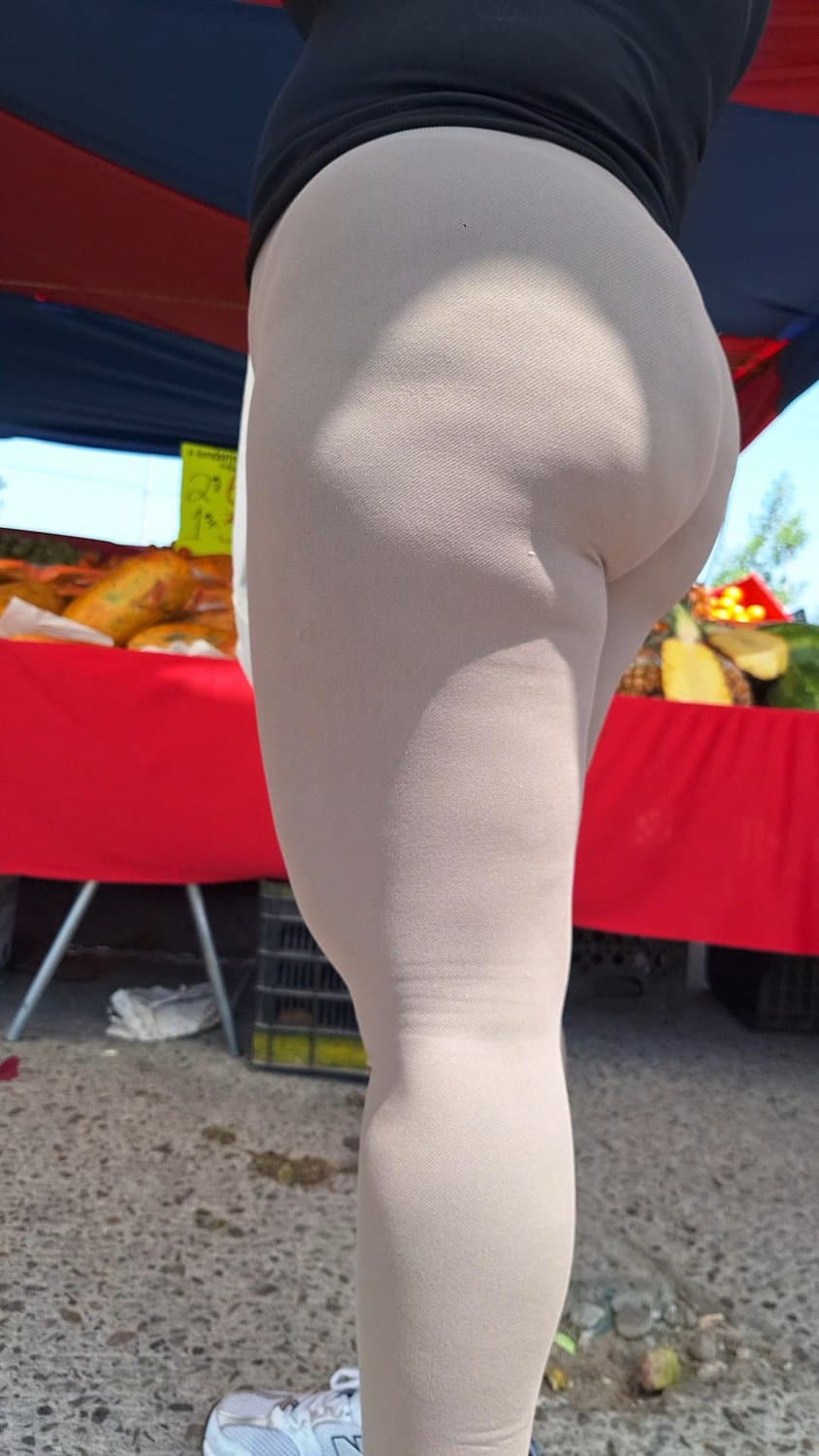 Rico culote de madura milf se le marca la tanga bien rico.