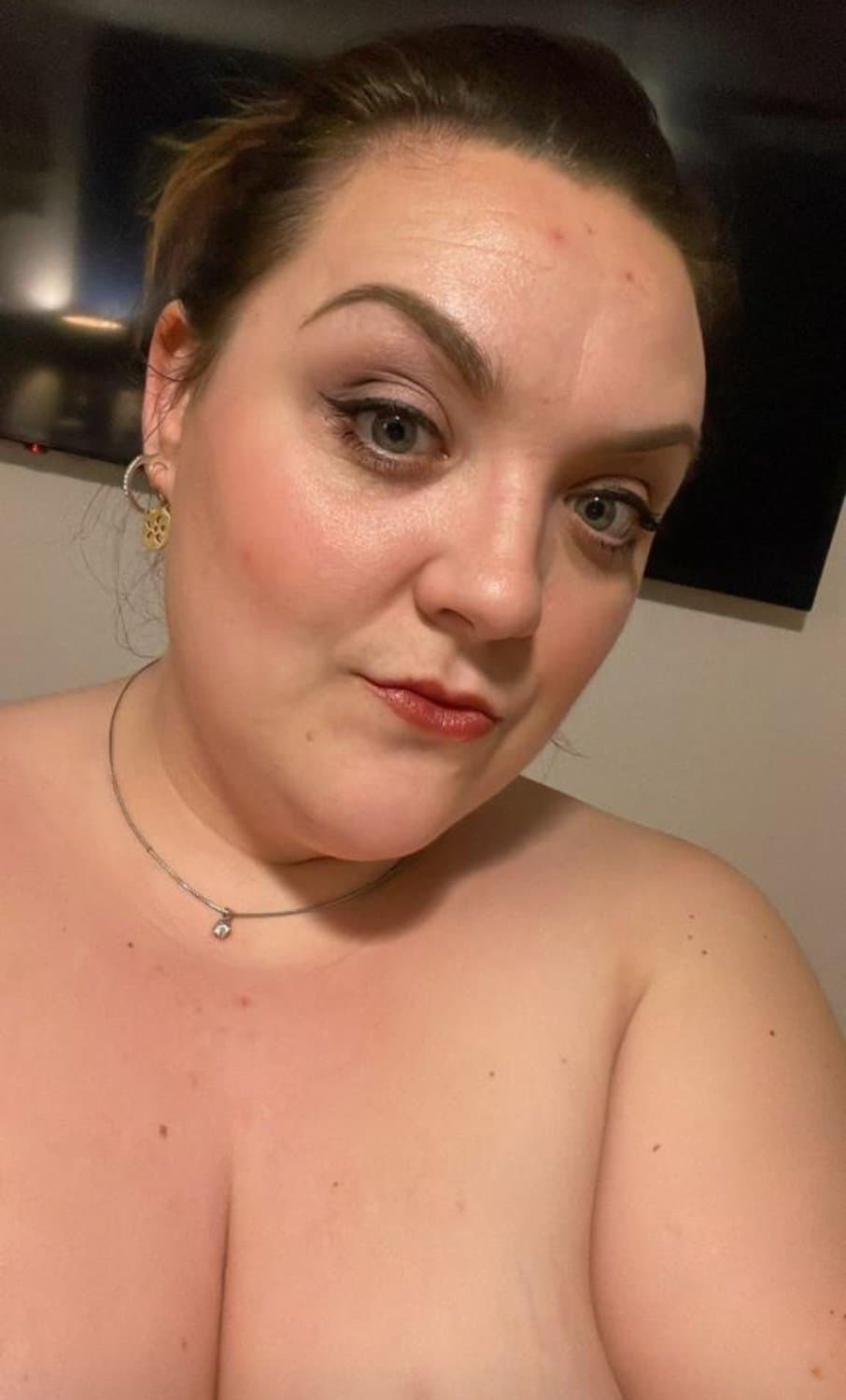 Clothes on or off ? DM for her nudes or socials