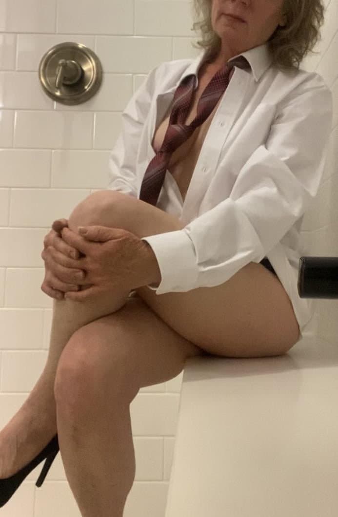 Slutwife Deanna posing