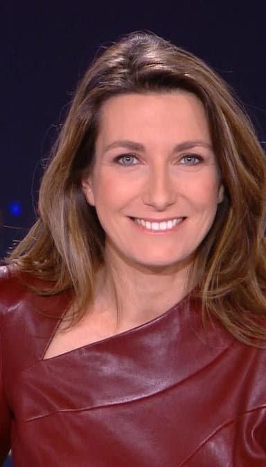 Anne clair coudray très jolie présentatrice cuir