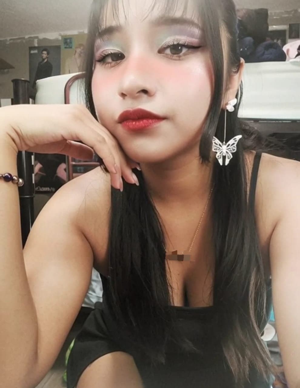 Click to view full size Scort cumpliendo fetiche bañándose en su propia orina mientras se masturba en su habitación ??