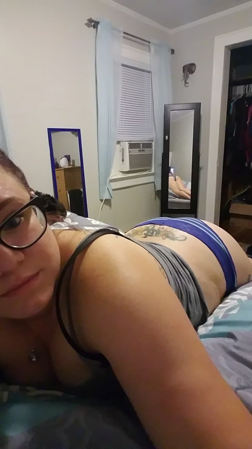 Hot blonde milf Katie totally naked!