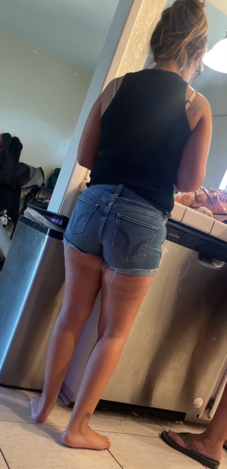 My moms ass in tight jean shorts (FAMILY SERIES)