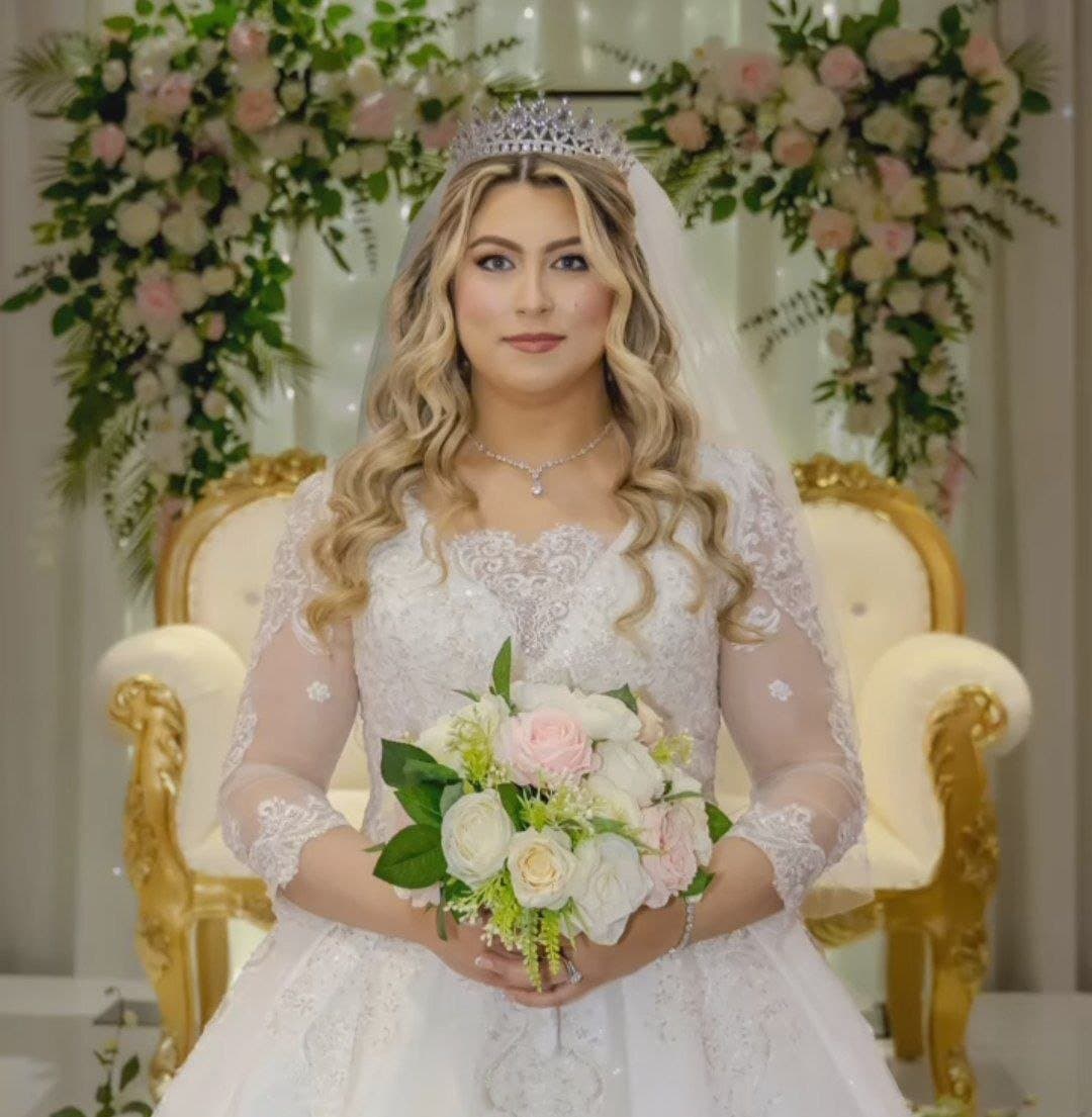 Bride shows her tits