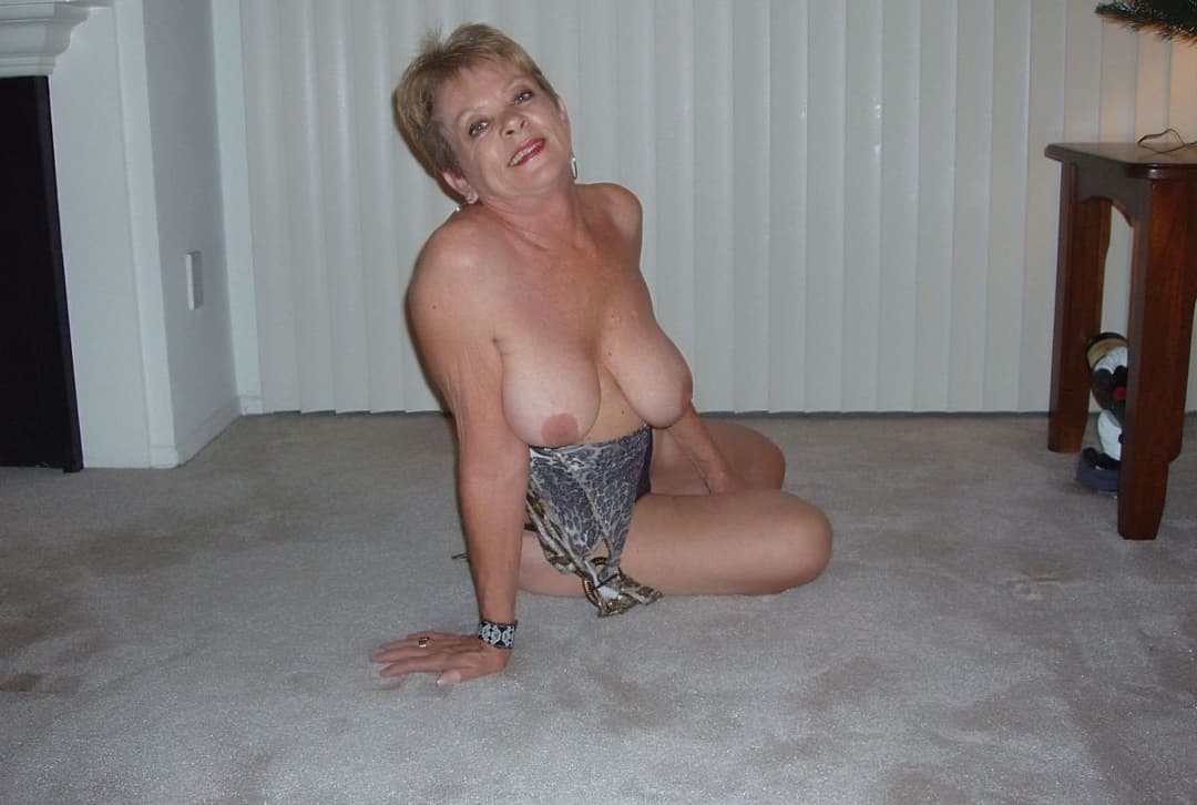 Naughty GILF Lynn strips