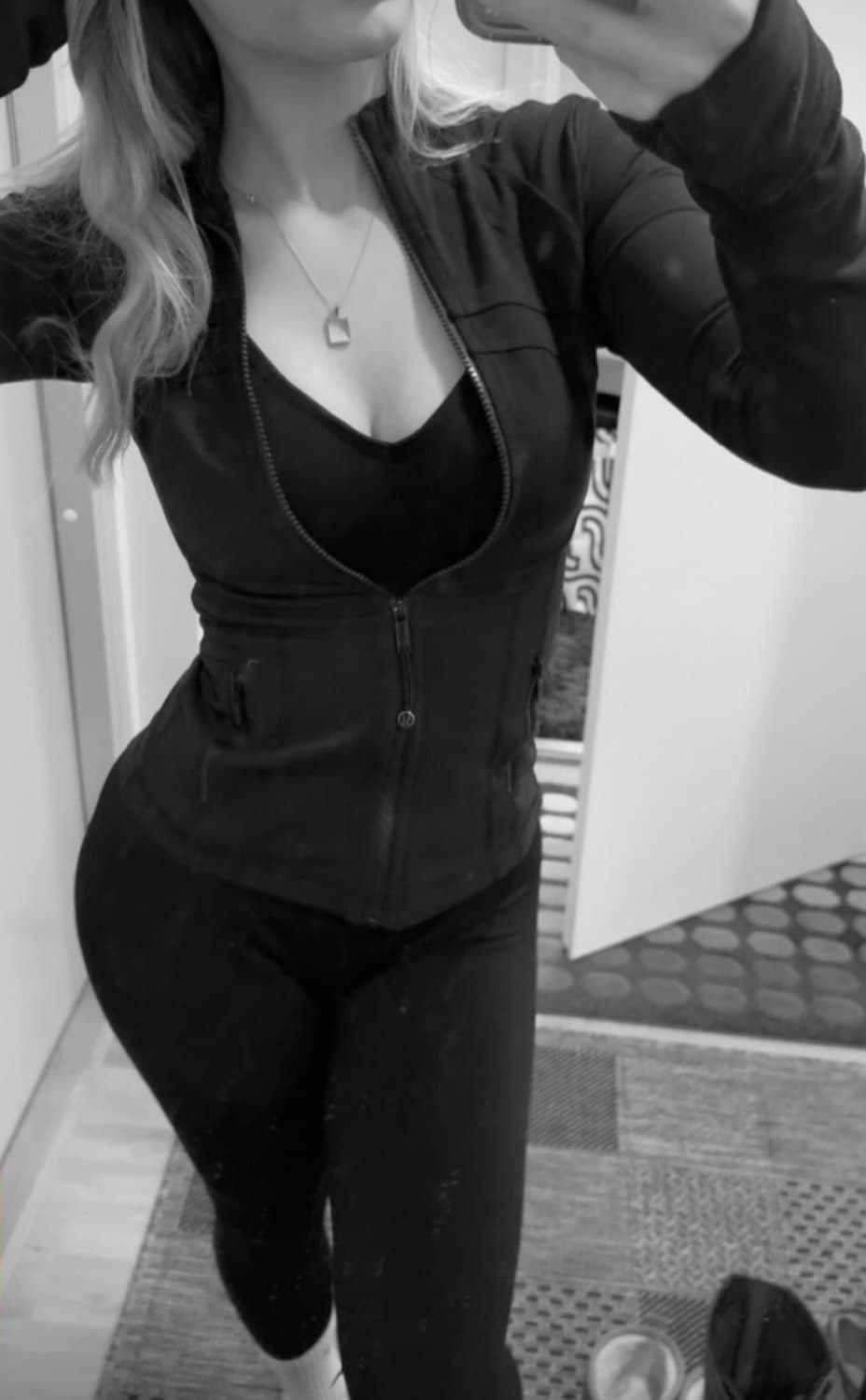 Go try to make her loser brother jerk off to his sister pics try to blur face maybe on kik: goonergt