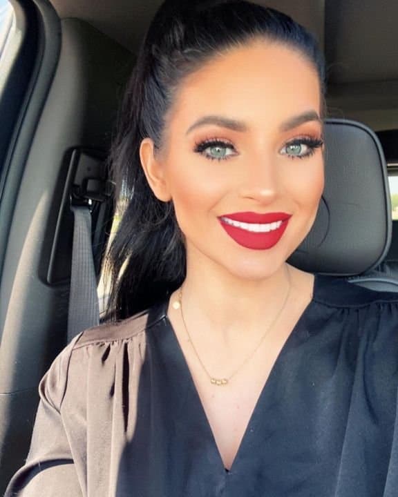 Two girls live out their dream of getting naked and making out with each other on the G G W bus