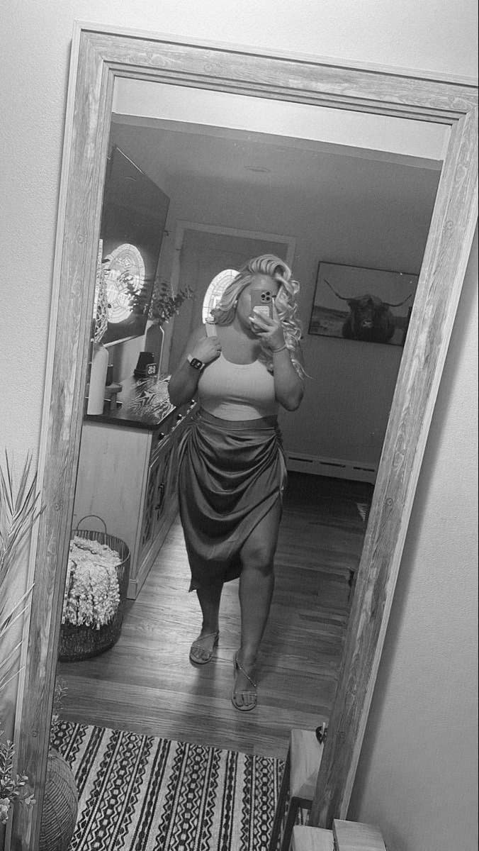 Moms in their 40s are so sexy no matter what they wear