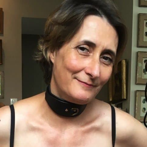 Click to view full size Elle aime nous montrer son trou du cul