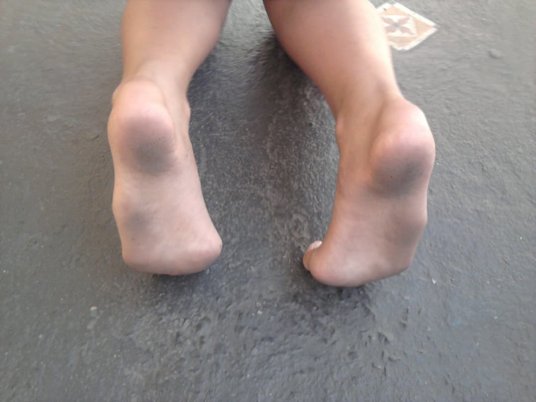 dirty soles / solinhas do pé sujas da morena