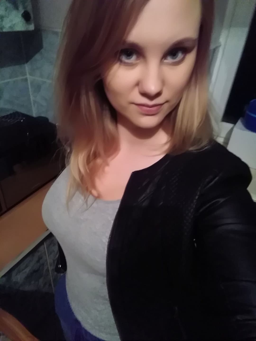 Cute foreigner Karolinka and her bangin natural curves! ?