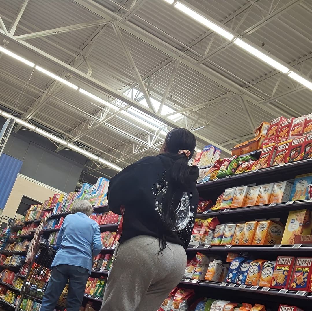 Candid Black woman with PHAT ass (VPL)