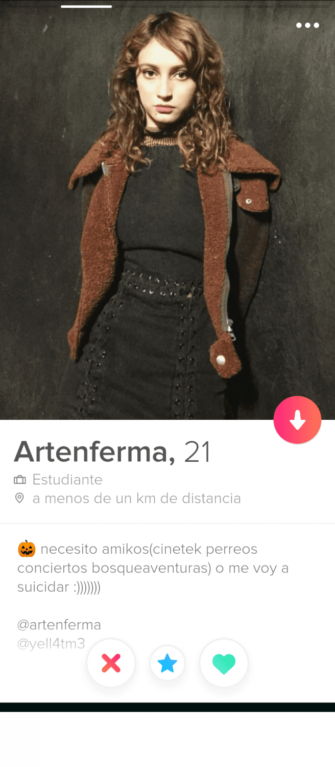 Putita flaquita con culo hermoso y tatuajes, pack filtrado. Gotica culona.