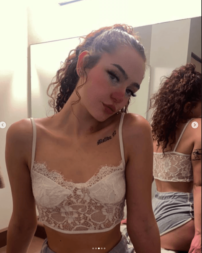 Sexy chick posing for you to jerk off